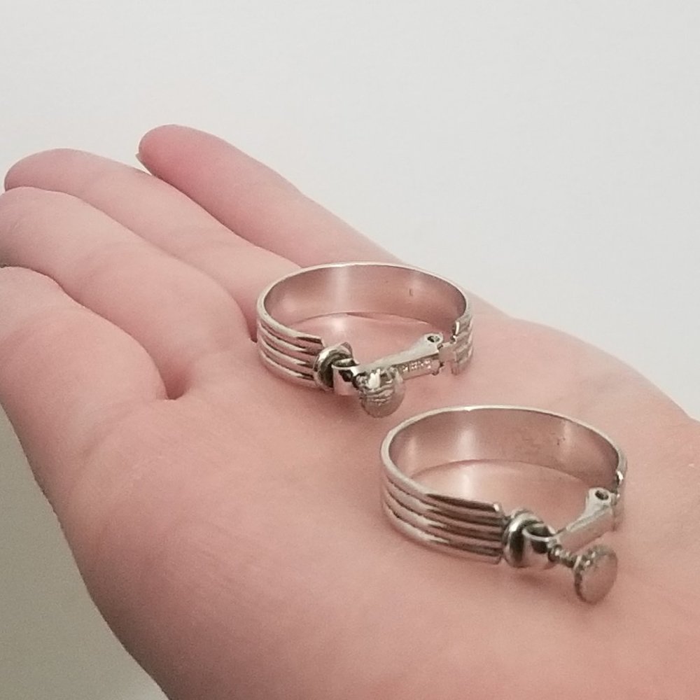 vtg Napier silvertone screwback hoop earrings w hinge - Picture 6 of 13